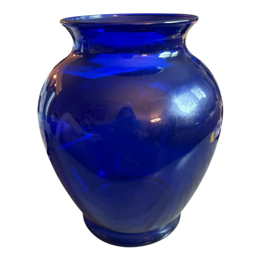 Vintage cobalt blue glass vase with a curvy shape & flared top. 8” tall, 18”roun - Picture 2 of 5